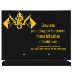 PLAQUE FUNÉRAIRE 25X35 MÉDAILLES ET EMBLÈMES GRANIT SUR SOCLE