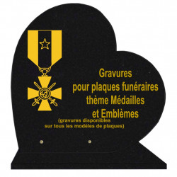 PLAQUE FUNÉRAIRE 40X40 COEUR GRANIT MÉDAILLES ET EMBLÈMES SUR SOCLE