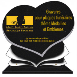 PLAQUE FUNÉRAIRE COEUR GRANIT MÉDAILLES ET EMBLÈMES SUR SOCLE