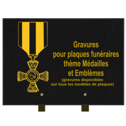 PLAQUE FUNÉRAIRE 25X35 MÉDAILLES ET EMBLÈMES GRANIT SUR PIEDS