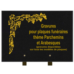 PLAQUE FUNÉRAIRE 25X35 PARCHEMINS ET ARABESQUES GRANIT SUR PIEDS